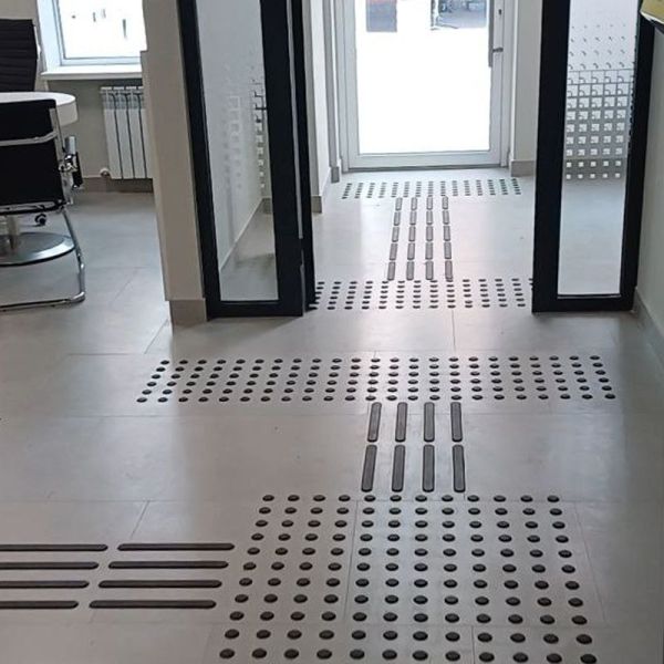 Тактильний індикатор гнучкий самоклеючий Ø33 мм "Конус" чорний