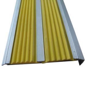 Антиковзний кутовий поріг з подвійною жовтою гумовою вставкою 1м алюмінієвий