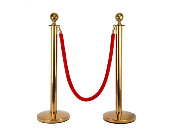 Золоті стійки з велюровим канатом для VIP-заходів